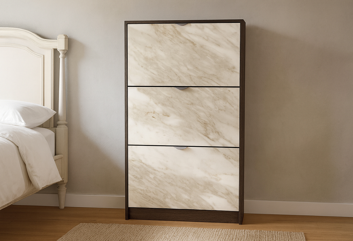 Απεικονίζεται η παπουτσοθήκη σε ένα υπνοδωμάτιο.